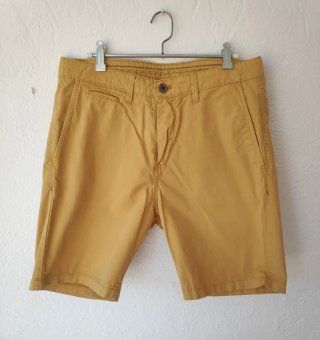 Bermudas de chico color mostaza.