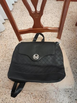 Mochila Negra de Piel Sintética ,muy blandita.