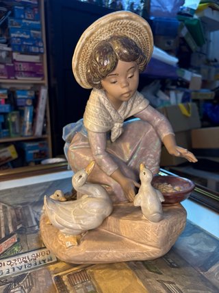 Figura de Porcelana Nao Niña con Ocas