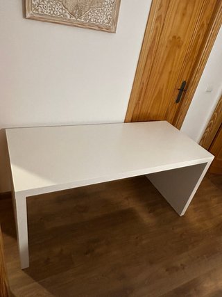 Mesa de estudio blanca