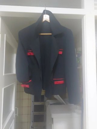 Chaqueta Negra con Detalles Rojos