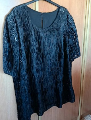 Blusa negra con textura brillante