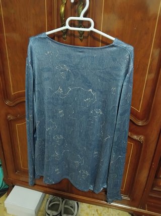 Camiseta azul con estampado floral