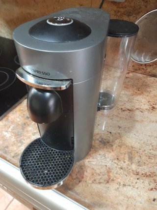 Cafetera Nespresso Vertuo Plus averiada