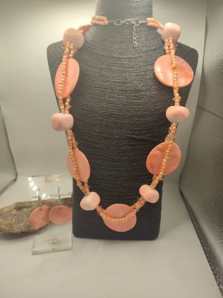 Conjunto de collar largo y pendientes coral