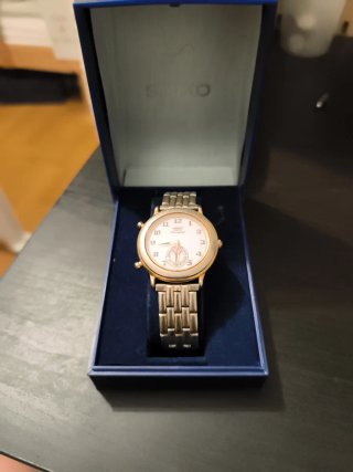 Reloj vintage Seiko Quartz Chronograph con su estu