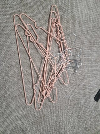 Set de 10 perchas metálicas rosas