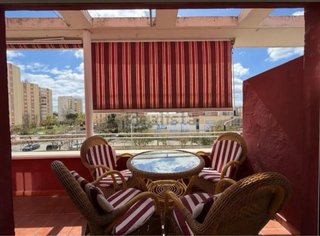 Conjunto Mesa Cristal y 4 Sillas de Mimbre