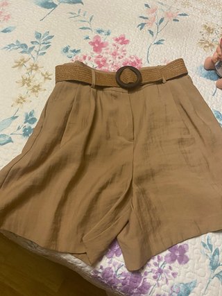 Falda pantalón beige con cinturón