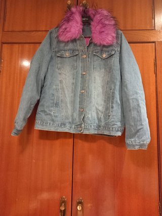 Cazadora vaquera con cuello de pelo