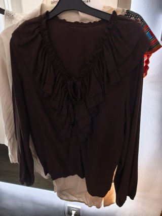 Camisa Marrón con Volantes