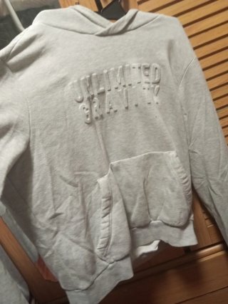 Sudadera con capucha gris