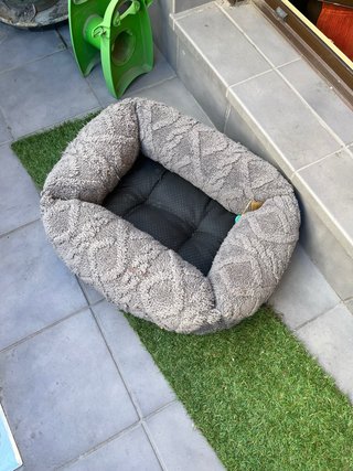 Cama para mascota gris y negra