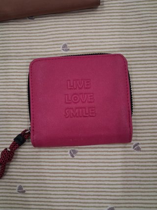 Cartera Rosa con Inscripción
