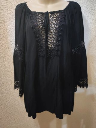 Blusa negra con detalles de encaje