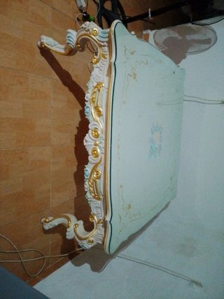 Mesa Auxiliar Blanca y Dorada
