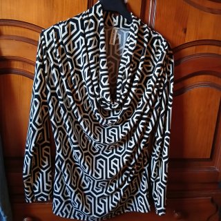 Blusa Estampada Geométrica Beige y Negra