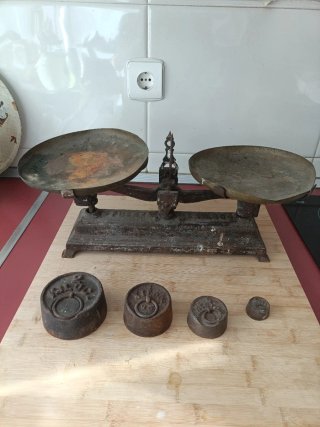 Balanza Antigua de Dos Platos con Pesas