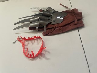 Guante de Freddy y Colgante de Sangre