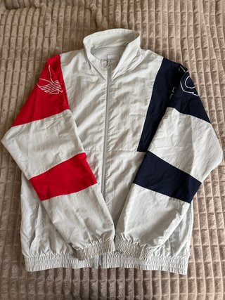 Chaqueta Adidas con manga roja y azul