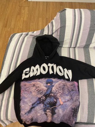 Sudadera Negra con Estampado