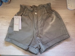 Pantalón corto verde oliva con cintura fruncida