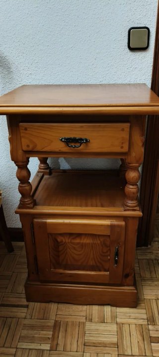 Mesita de Noche de Madera