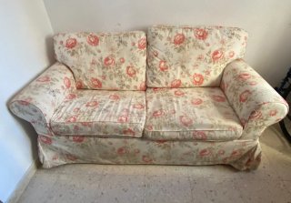 Sofá de 2 plazas con estampado floral