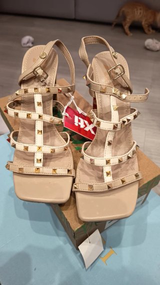 Sandalias de tacón Xti beige y nude.
