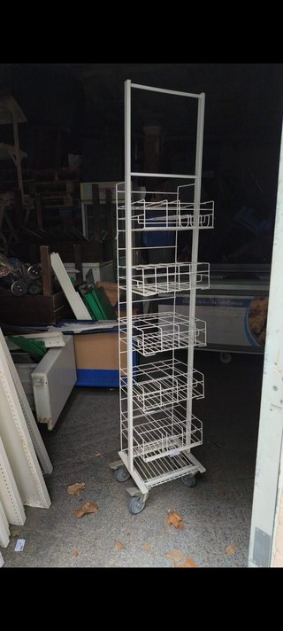 Expositor Metálico con Ruedas