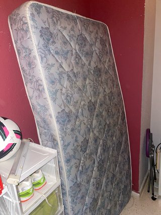Colchón de 90 cm con somier y patas