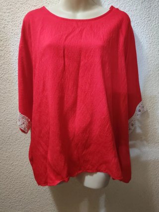 Blusa Roja con Detalles de Encaje