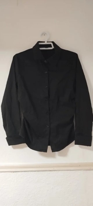 Camisa negra elegante de mujer