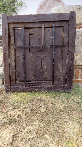 Ventana Antigua de Madera y Hierro
