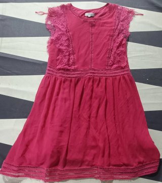 Vestido corto bordado rosa