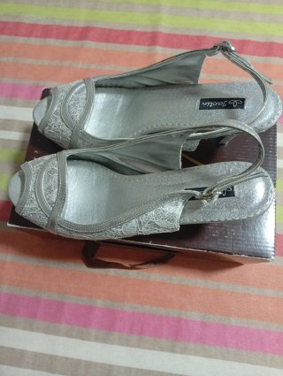 Zapatos de tacón plateados