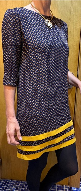 Vestido corto atemporal azul y amarillo