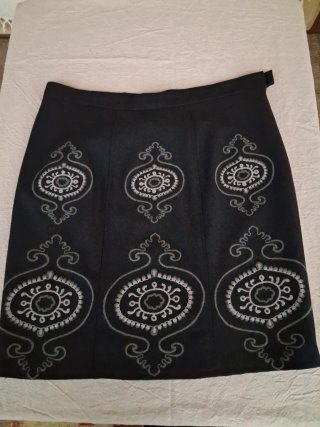 Falda de franela negra con bordados