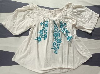 Blusa con volantes y bordado floral