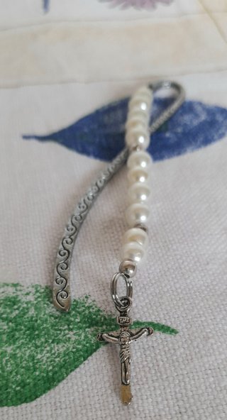 Segnalibro in argento con perle e croce