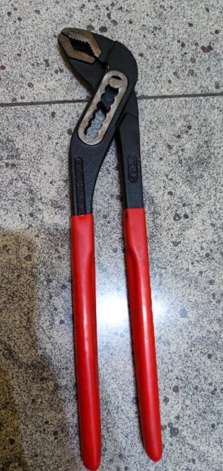 Llave de fontanero ajustable