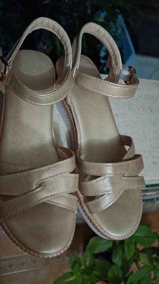 Sandalias Doradas de Mujer