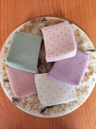 Llavero/monedero de pana con detalles dorados