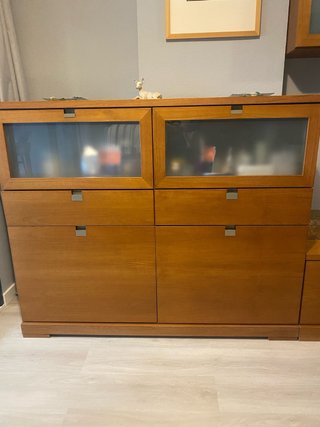 Mueble de salón con puertas de cristal