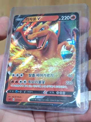 Carta Pokémon Charizard V
