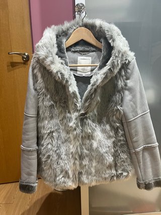 Chaquetón de pelo gris