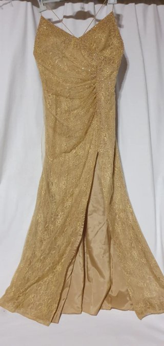 Vestido largo de ceremonia con blonda
