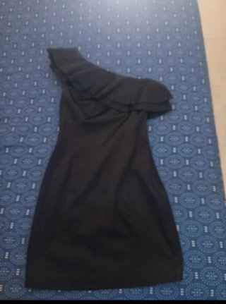 Vestido negro asimétrico con volante raso