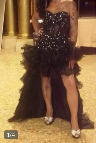 Vestido de fiesta negro con volantes