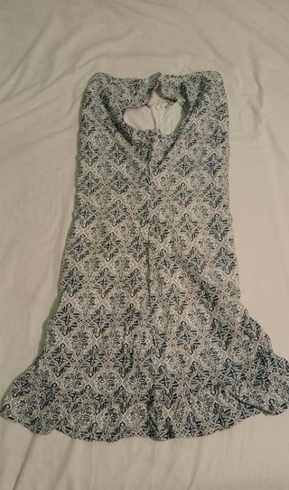 Vestido con hombros al aire y forro interior